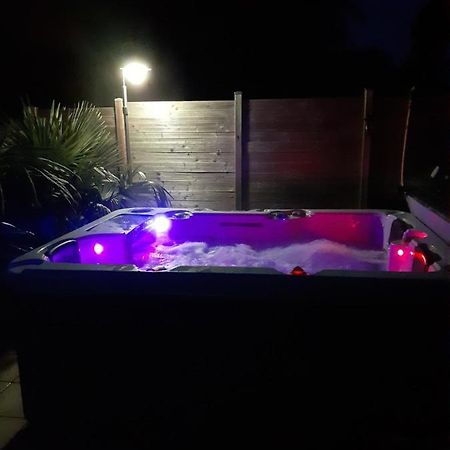 Chambre Au Nuit Etoile Et Jacuzzi Prive Bed & Breakfast Pleuven Exterior photo