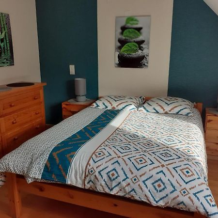 Chambre Au Nuit Etoile Et Jacuzzi Prive Bed & Breakfast Pleuven Exterior photo
