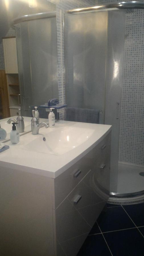 Chambre Au Nuit Etoile Et Jacuzzi Prive Bed & Breakfast Pleuven Exterior photo