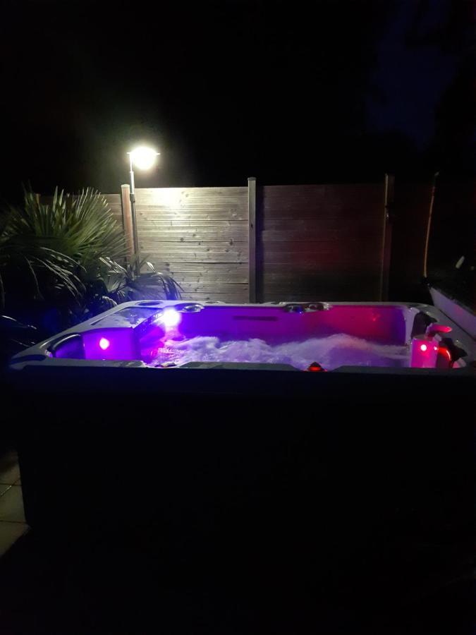 Chambre Au Nuit Etoile Et Jacuzzi Prive Bed & Breakfast Pleuven Exterior photo