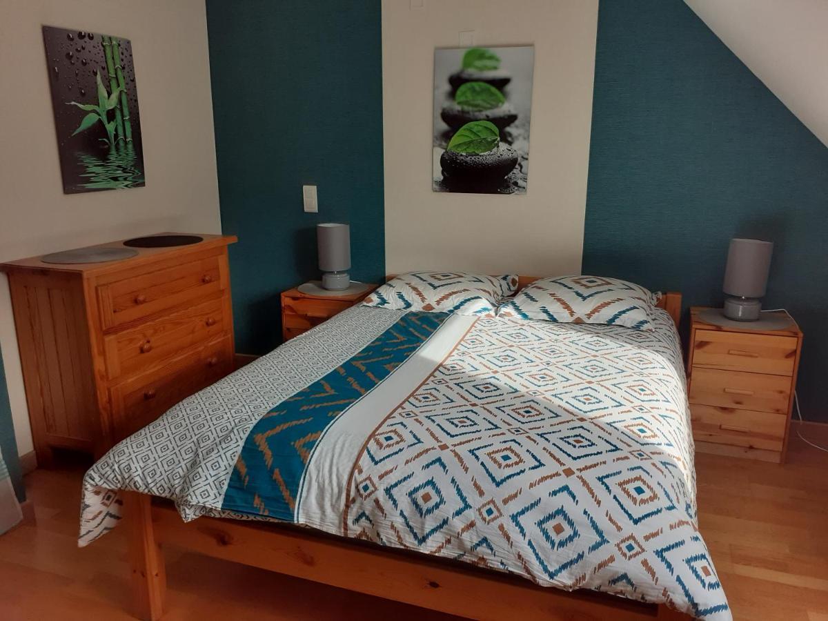 Chambre Au Nuit Etoile Et Jacuzzi Prive Bed & Breakfast Pleuven Exterior photo